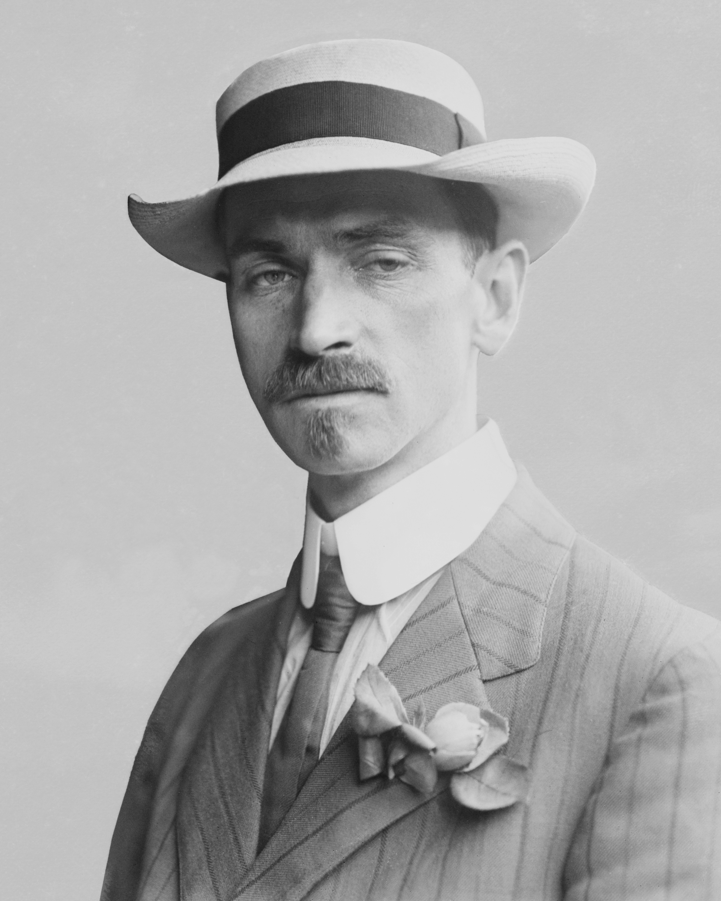<b>Glenn Curtiss</b> in 1909 photo. - Glenn-Curtiss-in-1909-photo